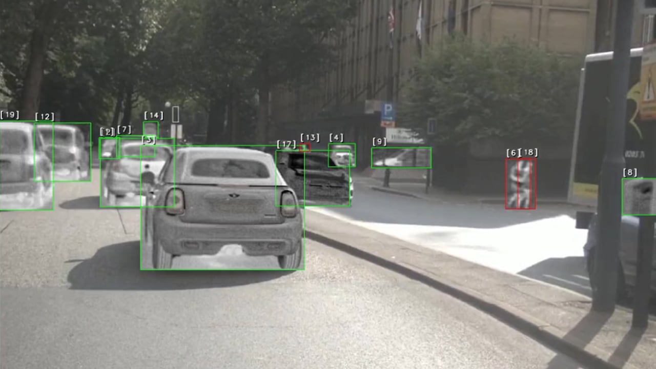 Imagen térmica de automoción con cuadros delimitadores y etiquetas
